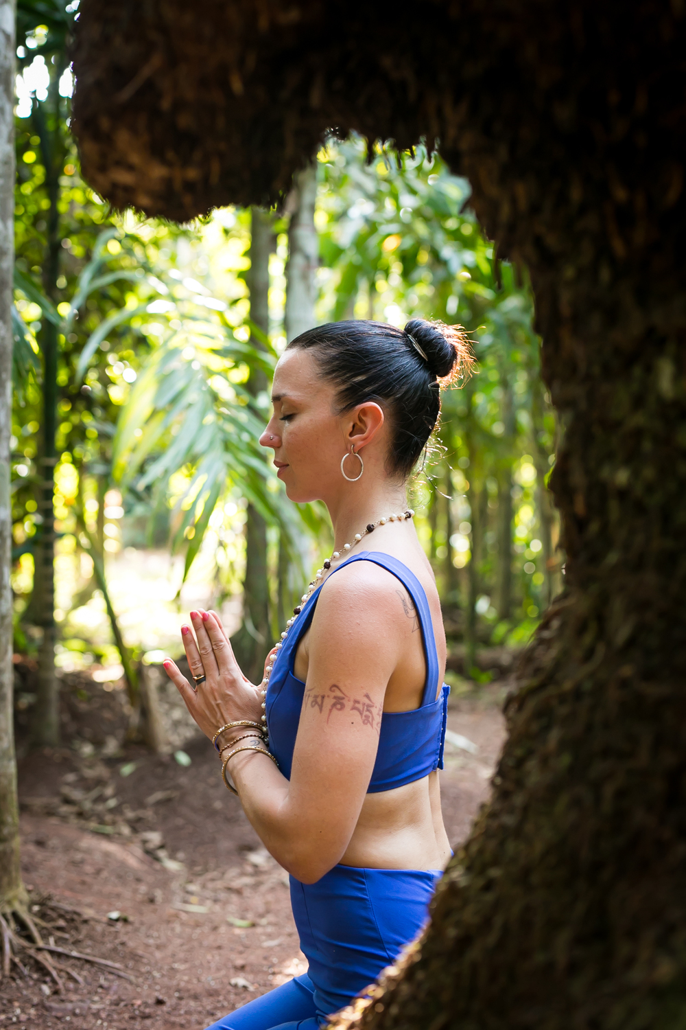 Professeure de Yoga Lola Papas en médiation lors d'une retraite en inde