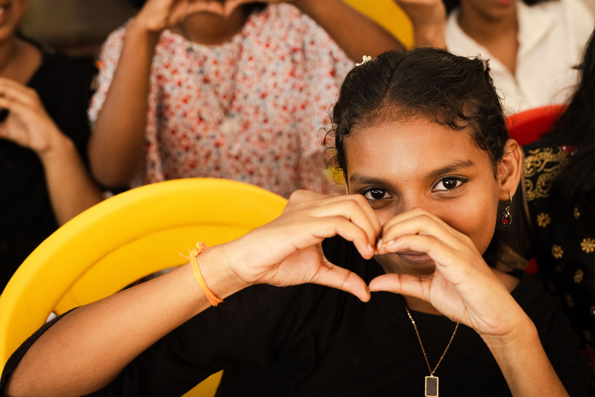 Jeune fille indienne qui fait des coeurs avec les doigts