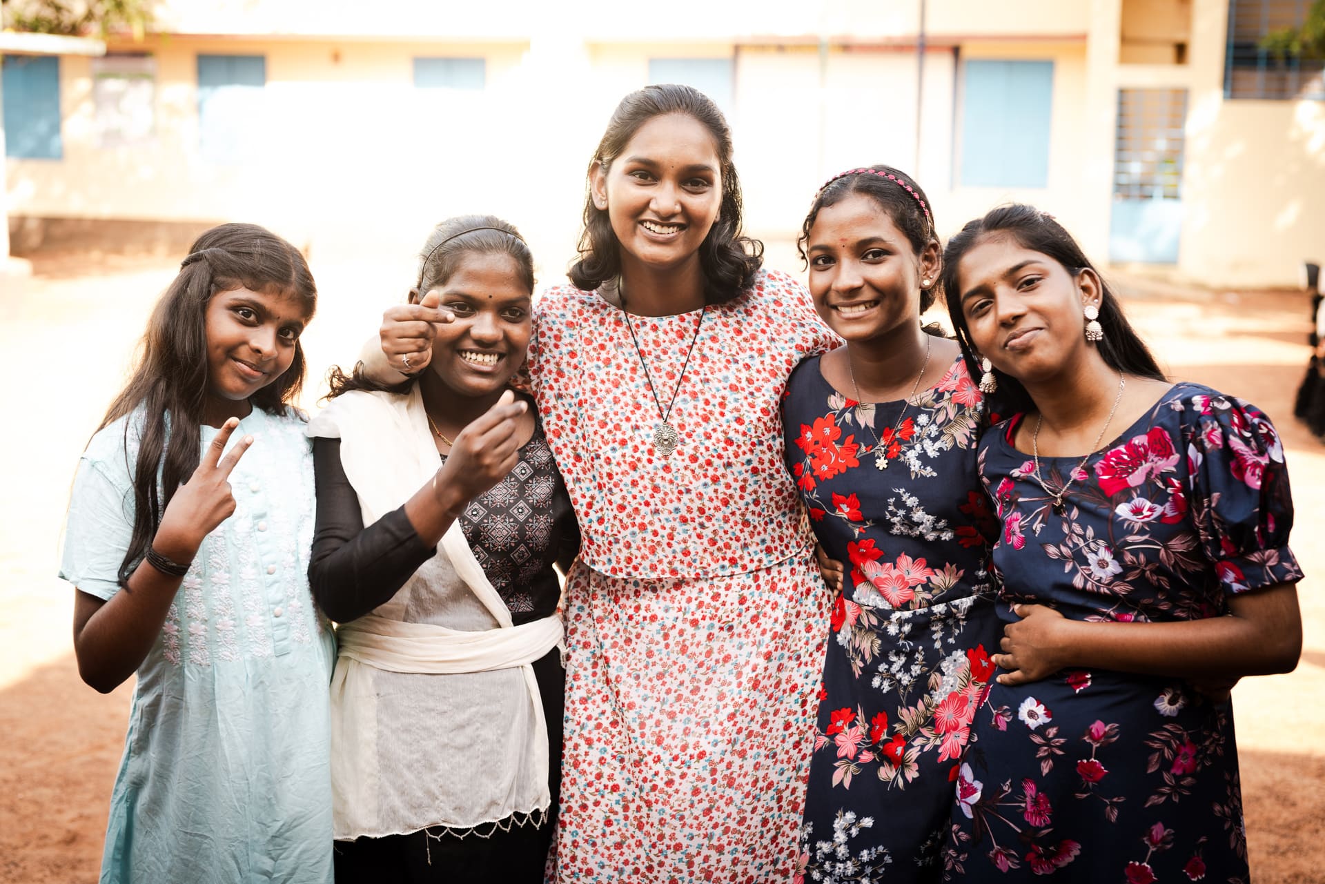 Groupe de jeunes filles indiennes soutenues par Sadhana Foundation