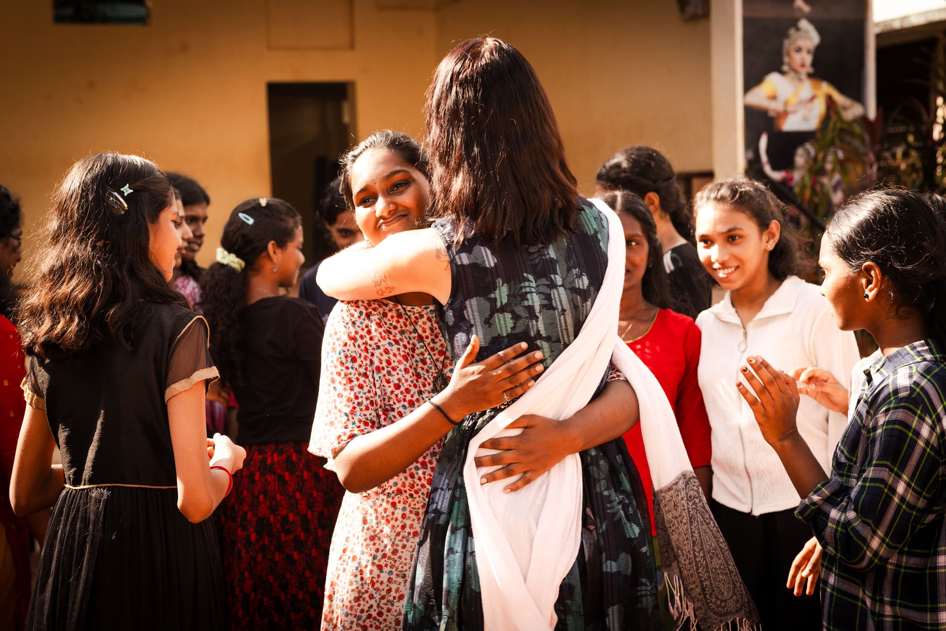 Lola Papas, professeure de Yoga enlace une jeune indienne.