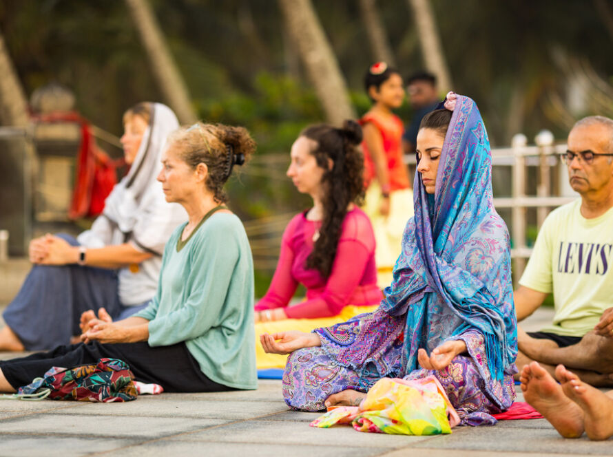 Groupe de personnes en méditation en inde
